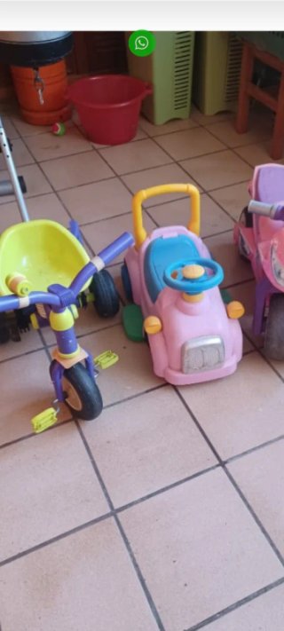 Triciclo y cochecito infantil de juguete y moto