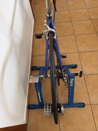Bicicleta de carretera con rodillo