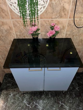 Mueble de baño con tapa de cristal negro