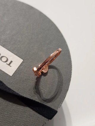 Anillo de oro con flecha y piedras