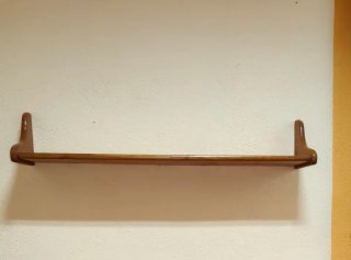 Estantería de madera marrón