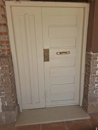 Puerta ancha de madera
