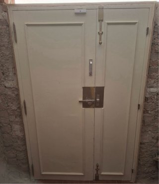 Puerta ancha de madera