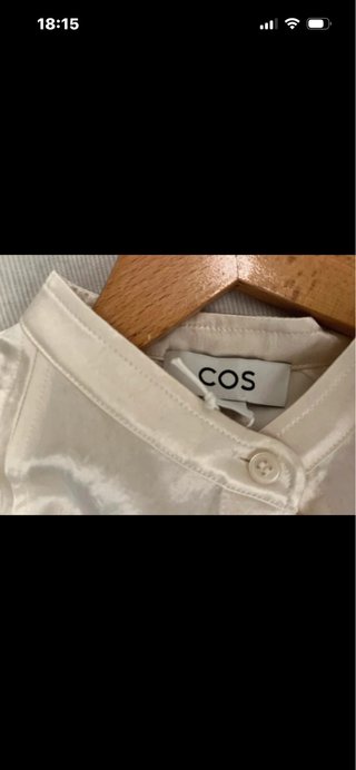 Blusa COS satinada beige