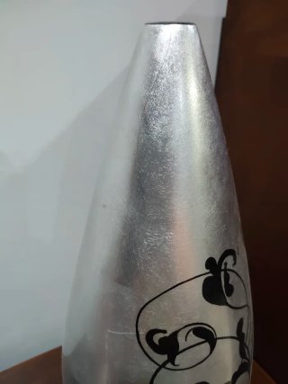 Jarrón Decorativo Plateado con Diseño Negro