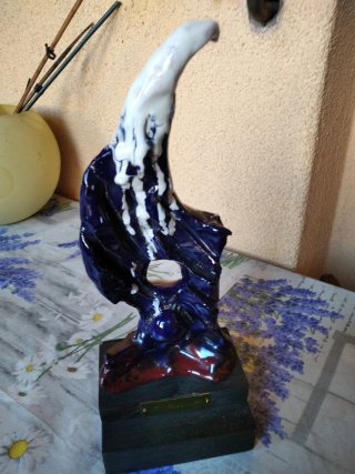 Una. Statua di una aquila di ceramica la base in