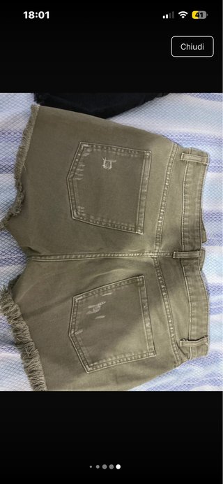 Pantaloncini estivi neri e verdi