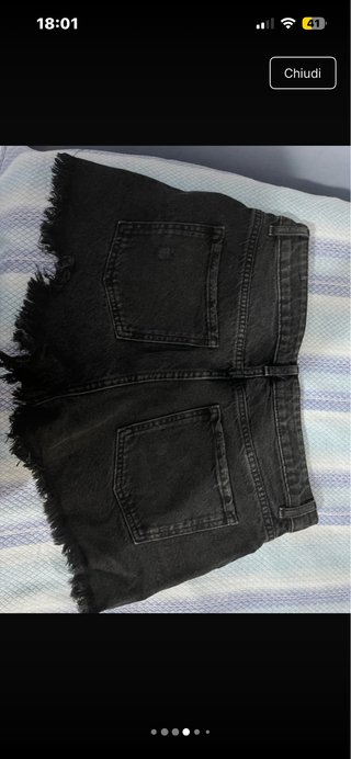 Pantaloncini estivi neri e verdi