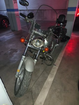 Moto Custom Plata y Negra ITV caducada este mes