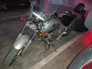 Moto Custom Plata y Negra ITV caducada este mes