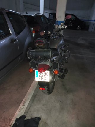 Moto Custom Plata y Negra ITV caducada este mes