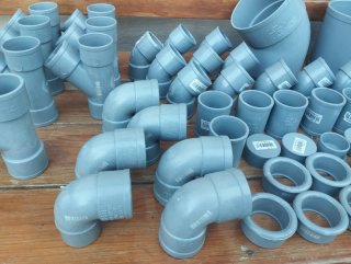 ACCESORIOS DE FONTANERÍA Unas 60 PIEZAS
