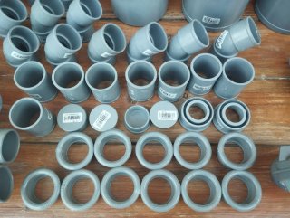 ACCESORIOS DE FONTANERÍA Unas 60 PIEZAS