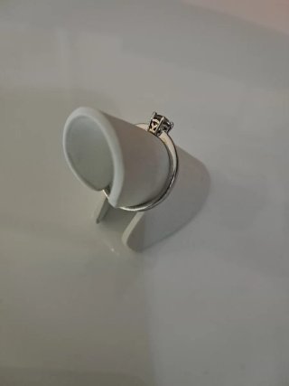 Anillo de plata con circonita