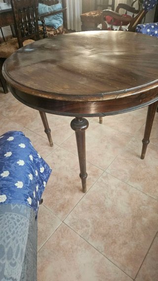 Mesa redonda de madera oscura