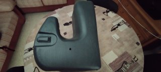 Alzador de coche con diseño moderno en colo negro,