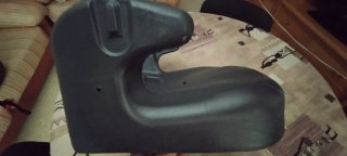 Alzador de coche con diseño moderno en colo negro,