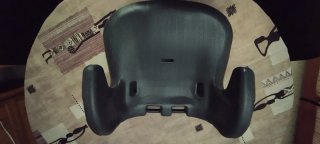 Alzador de coche con diseño moderno en colo negro,