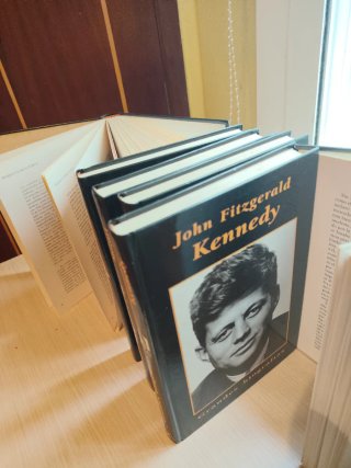 Libros de suspense terror y biografías.