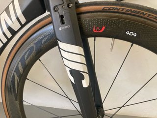 Bicicleta cipollini NKTT con rueda lenticular zipp