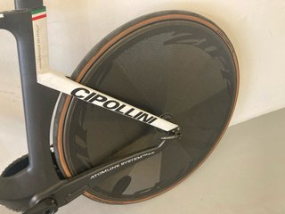 Bicicleta cipollini NKTT con rueda lenticular zipp