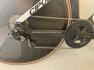 Bicicleta cipollini NKTT con rueda lenticular zipp