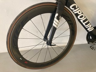 Bicicleta cipollini NKTT con rueda lenticular zipp