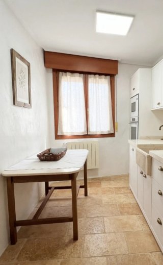 Tavolo allungabile in legno e pietra di alta qualità