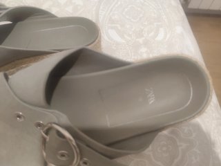 Sandalias grises con hebilla
