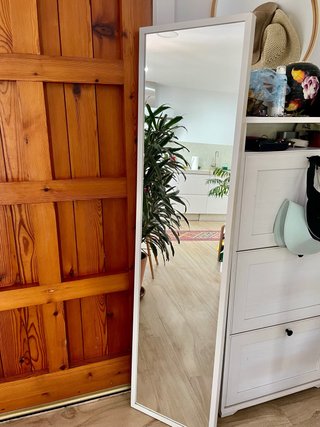 Espejo de pared en madera blanca.