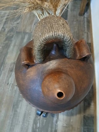 Cántaro de barro con soporte