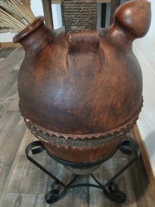 Cántaro de barro con soporte