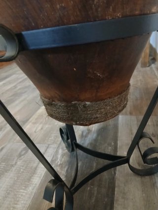 Cántaro de barro con soporte