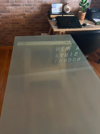 Mesa de estudio con caballetes de madera