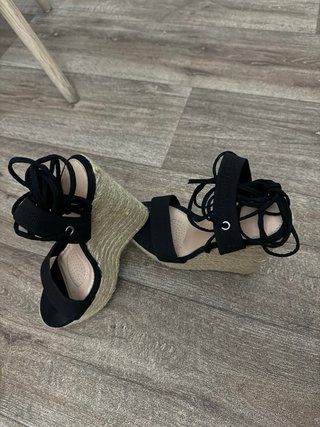 Zapatillas cuña negras atadas