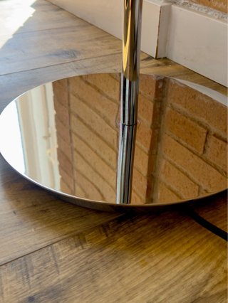 Lámpara de pie IKEA cromada y vidrio opalino