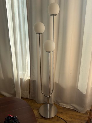 Lámpara de pie IKEA cromada y vidrio opalino