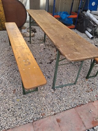 Mesa y bancos madera y metal antiguos