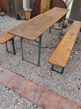 Mesa y bancos madera y metal antiguos