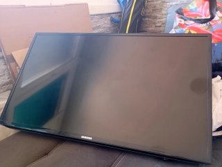 Televisor 40" Full HD + Pie + Ancla de Pared