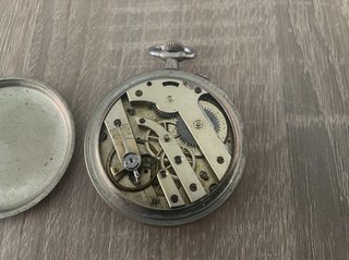Reloj de bolsillo antiguo funcionando