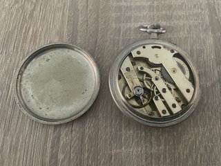 Reloj de bolsillo antiguo funcionando