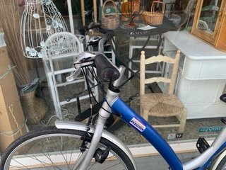 Bicicleta azul de aluminio