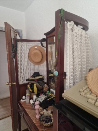 Mueble tocador antiguo de madera noble.