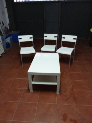 Mesa baja blanca y 3 sillas