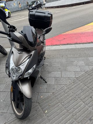 Moto Scooter Negra y Marrón