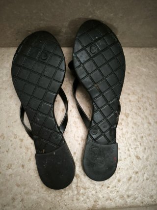 Chanclas negras con lazo