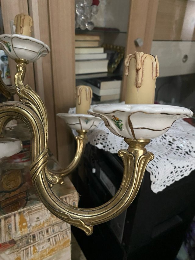 Lámpara antigua de bronce y cerámica