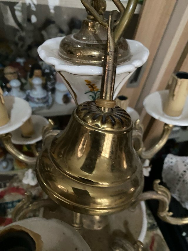 Lámpara antigua de bronce y cerámica