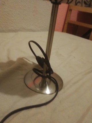 Lámpara de mesa moderna beige y plateada